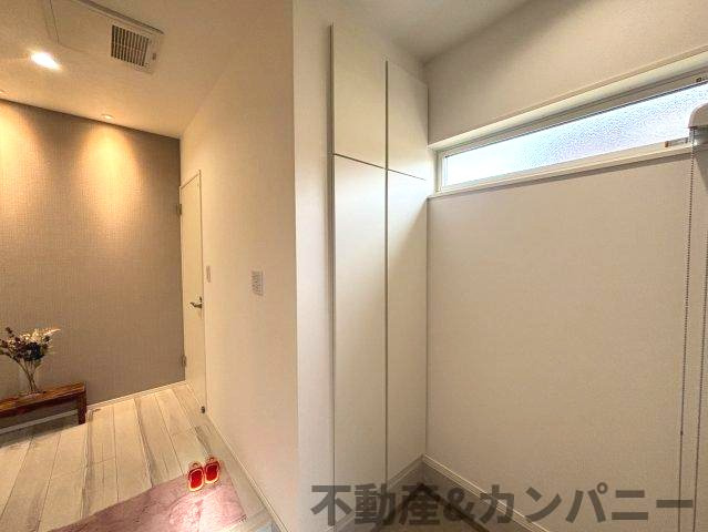 堀江町の中古戸建の玄関|玄関収納です