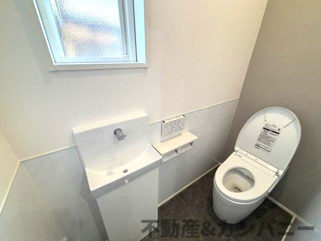 堀江町の中古戸建のトイレ|独立型手洗い器付きトイレです