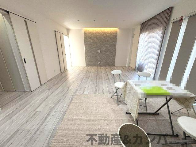 堀江町の中古戸建の居間・リビング|キッチンからみたリビングです