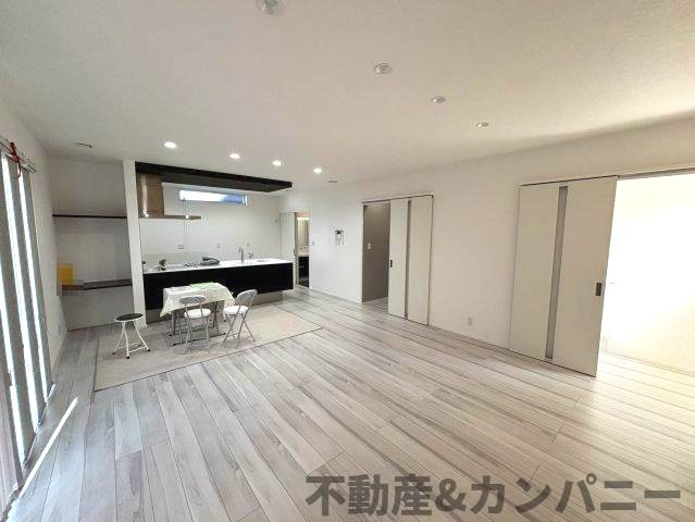 堀江町の中古戸建の居間・リビング|使いやすい居間です