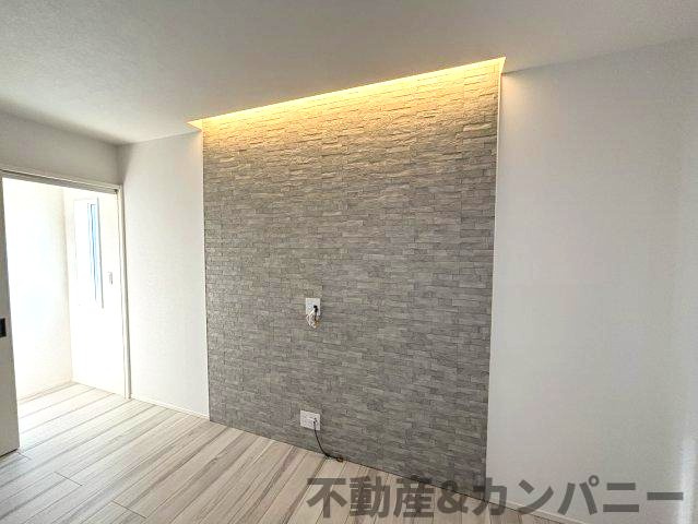 堀江町の中古戸建のその他|アクセントクロスと間接照明がオシャレです