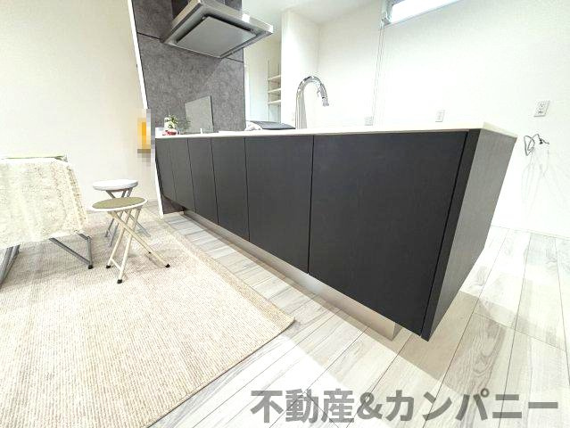 堀江町の中古戸建のキッチン|キッチン前面収納があります