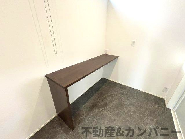 堀江町の中古戸建のランドリースペース|洗濯物などを畳んだりできるスペースです