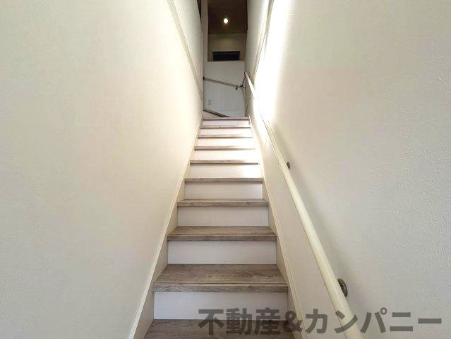 堀江町の中古戸建のその他|手すり付き階段です