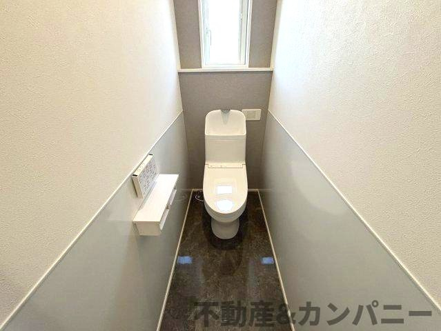 堀江町の中古戸建のトイレ|コンパクトで使いやすいトイレです