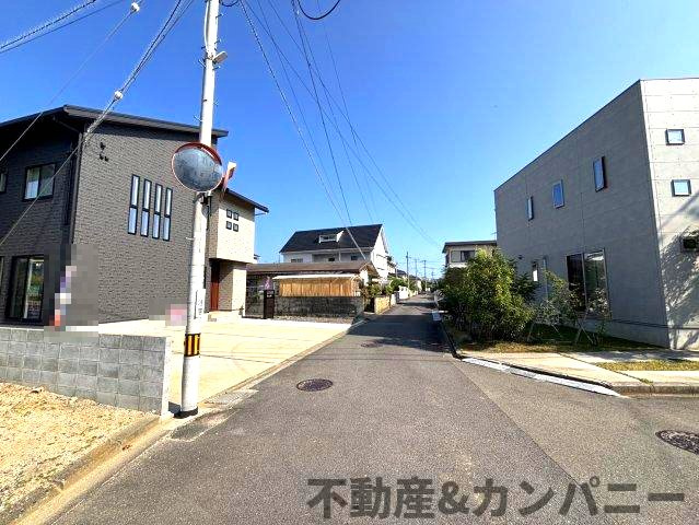 堀江町の中古戸建の前面道路含む現地写真|前面道路含む現地写真です