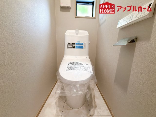 グリーンガーデン 大宮大和田2期のトイレ|温水洗浄器付き便座を標準装備してます♪窓付きで明るく、快適空間となっております。毎日使う場所だからこその配慮です。