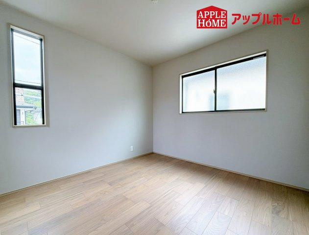 グリーンガーデン 大宮大和田2期の洋室|クローゼット付きの洋室は、収納スペースが豊富で部屋全体がすっきりと片付きやすいのが特徴です。衣類や荷物を整理しやすく、生活感を抑えた洗練された空間を保てます。