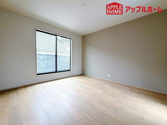 グリーンガーデン 大宮大和田2期の洋室|窓からの光の差し込みはお子様の生活を温かく包みます。明るく清潔感のある居室で勉強もはかどります！