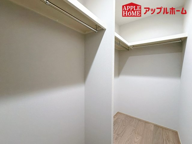 グリーンガーデン 大宮大和田2期の収納|お洋服を大切にされる方に大変喜ばれる、ウォークインクローゼット。お洋服以外にも掃除機やスーツケースなどを一箇所に集約できるのは魅力ですね！扉が一箇所ですので、お部屋の見た目にもスッキリ！