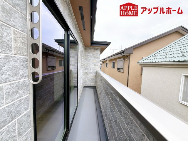 グリーンガーデン 大宮大和田2期のバルコニー|家族分の洗濯物もしっかり干せます。日当たりも良く、毎日のお洗濯が楽しくなりそう♪