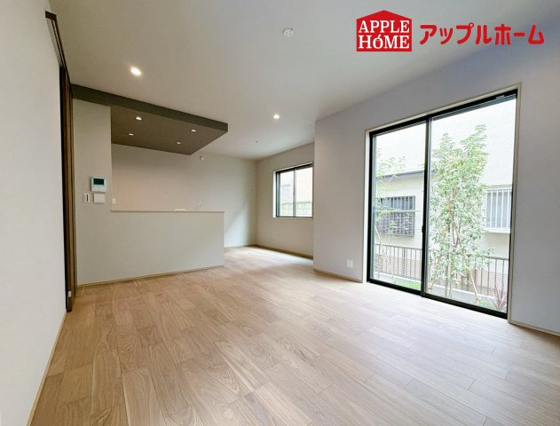 グリーンガーデン 大宮大和田2期の居間・リビング|大きな窓のあるリビングは、陽光あふれる明るい空間です。居心地良く、ご家族皆がゆったり寛げる憩いの空間となりそうです。