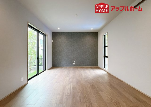 グリーンガーデン 大宮大和田2期の居間・リビング|明るい日差しがさすリビングは、家族の憩い空間。お庭を眺めながら、毎日話が弾みそうですね♪