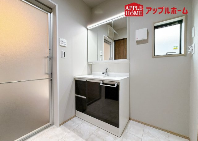 グリーンガーデン 大宮大和田2期の独立洗面台|三面鏡付きの洗面化粧台ですので、たっぷりと収納いただけます。白を基調とした清潔感のある快適空間です。毎日の身支度も気持ち良くお使い頂けます！！