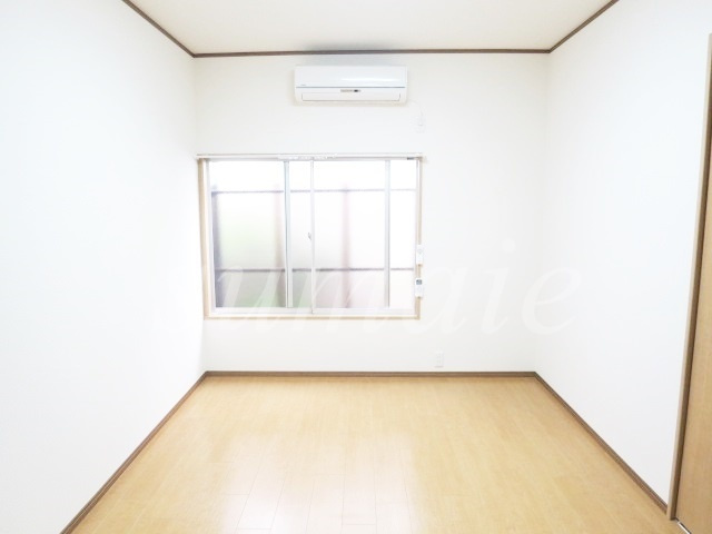 コーポ豊田の居間・リビング|エアコン完備の6帖のお部屋です☆