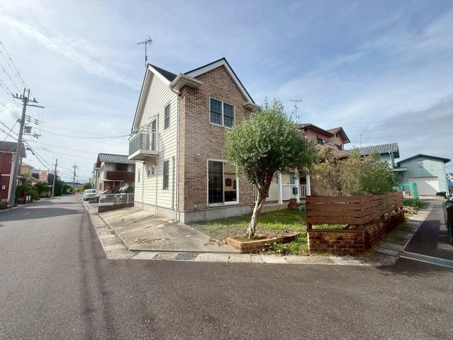 野洲市野洲　中古戸建ての前面道路含む現地写真
