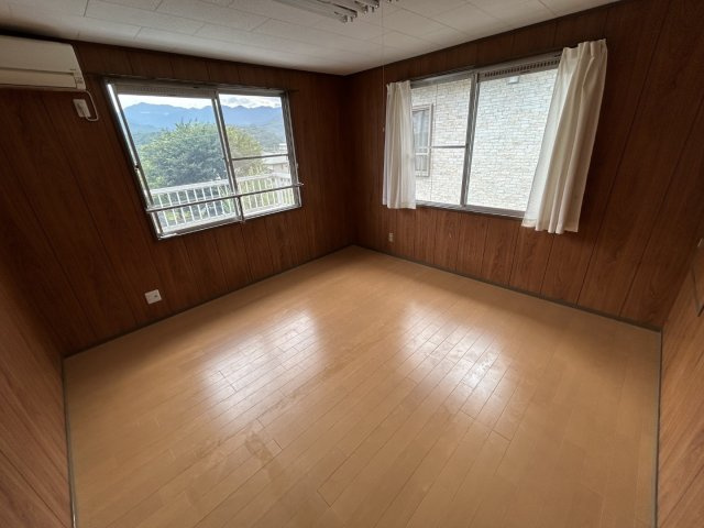 鳶尾4丁目Y戸建の洋室