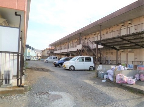 昭島市拝島町２丁目の賃貸マンションの駐車場
