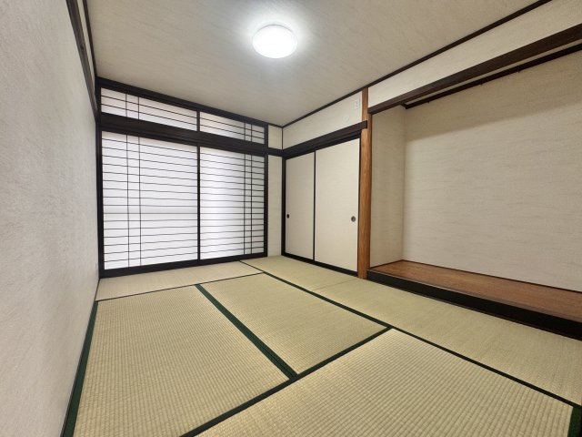河輪町の和室|1階 和室は落ち着いた雰囲気があり、床の間や大きな収納もございます。来客用のお部屋にいかがでしょうか☆