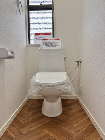 河輪町のトイレ|トイレも新品交換済です。窓もあり換気もできますよ。