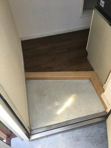 横浜市鶴見区市場西中町のアパートの玄関