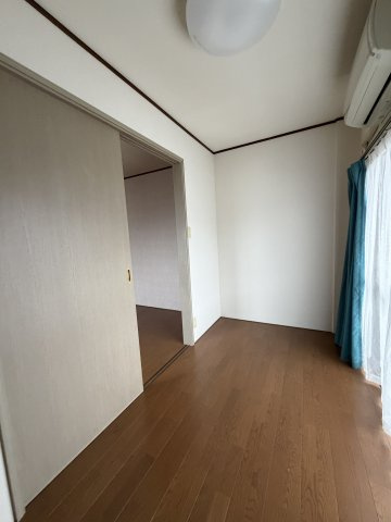 八尾マンションの洋室