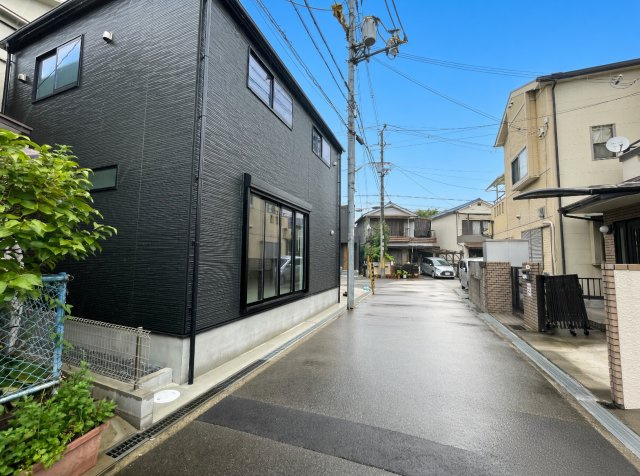 ■高槻市大塚町　第1期　新築一戸建ての前面道路含む現地写真|周辺は閑静な住宅街！前面道路広々で車の出し入れも便利です。駐車が苦手な方でも安心して車庫入れできます！