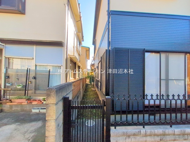 【その他】 | アトムセレクト船橋市咲が丘4丁目中古戸建て | 隣地との距離が広く人が通れます。