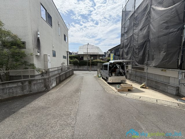厚木市林4丁目　中古戸建の前面道路含む現地写真