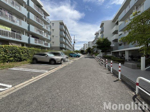 泉北城山台２丁12号棟の駐車場