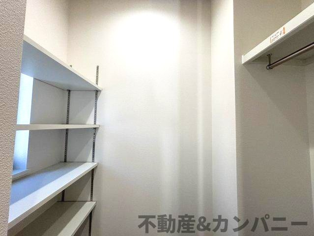CS南斎院分譲住宅の玄関|玄関横にも収納スペースがあります