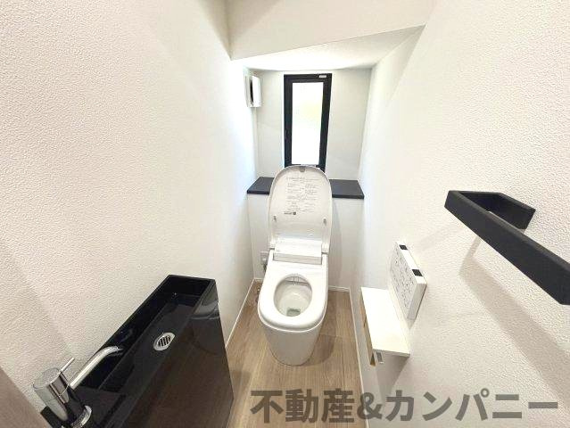 CS南斎院分譲住宅のトイレ|独立型手洗い器付きトイレです