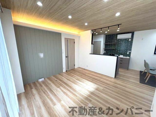 CS南斎院分譲住宅の居間・リビング|間接照明とアクセントクロスがマッチしてます