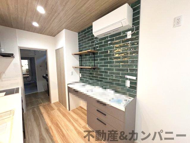 CS南斎院分譲住宅のキッチン|背面収納部分はタイル張りと棚でオシャレに