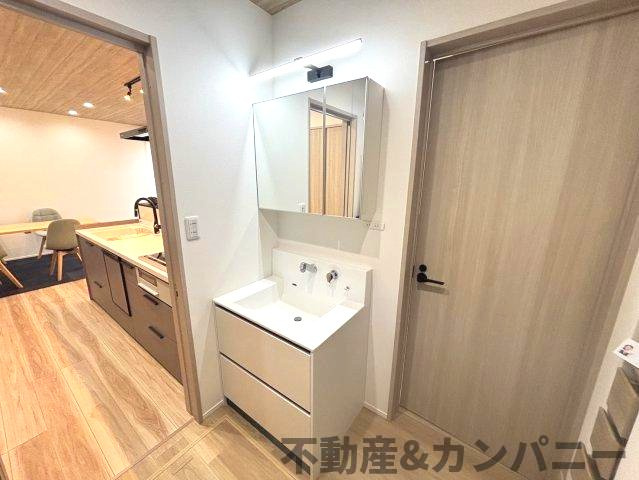 CS南斎院分譲住宅の独立洗面台|キッチン横に独立型洗面所
考えられた家事動線