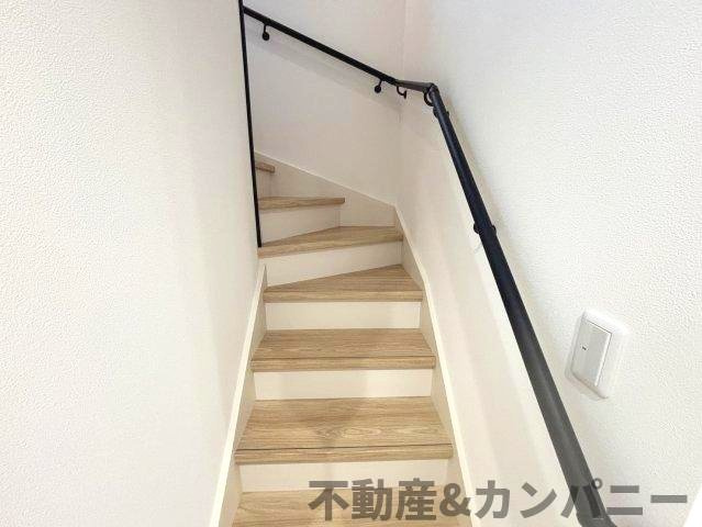 CS南斎院分譲住宅のその他|手すり付き階段です