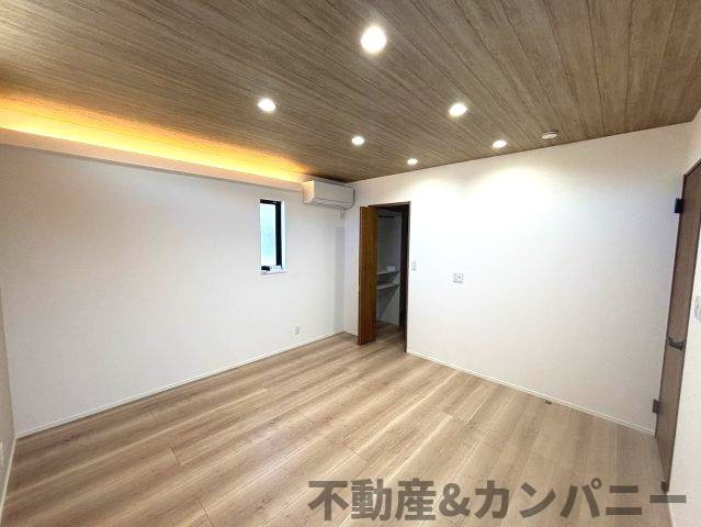 CS南斎院分譲住宅の洋室|洋室にも間接照明がついてます
