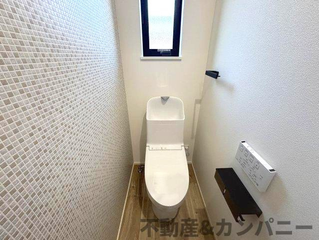 CS南斎院分譲住宅のトイレ|タイル張りが映えるトイレです