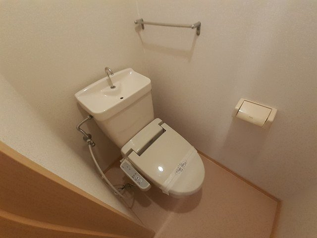 ハイツ福山のトイレ|落ち着いた色調のトイレです