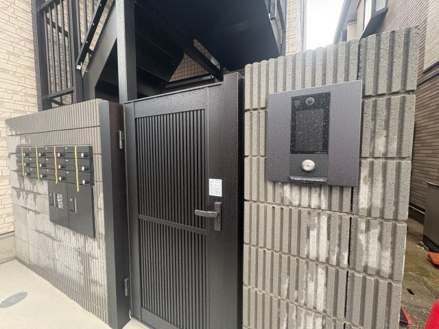 川崎市多摩区菅１丁目のアパートのエントランス