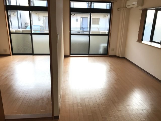 ガーデンハイム壱番館の居間・リビング