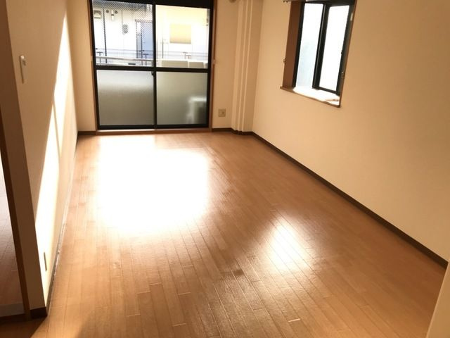 ガーデンハイム壱番館の居間・リビング