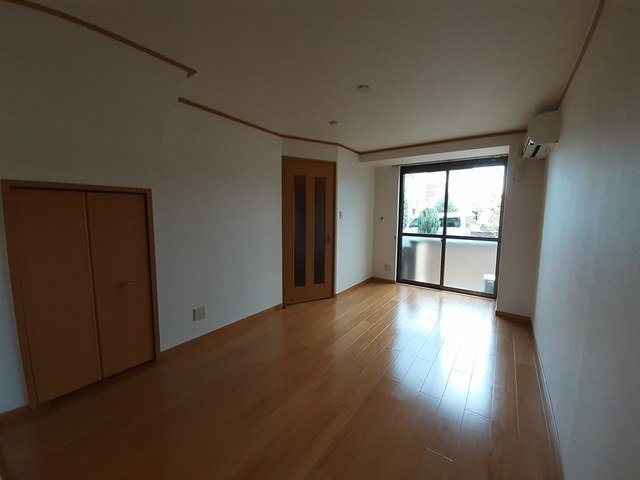 【居間・リビング】 | カサ　デ　フロール | こちらの居間で趣味の時間をお楽しみください