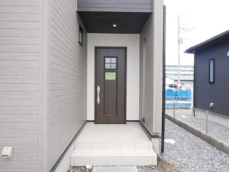 【玄関】 | 中央市成島 オール電化新築戸建 全2棟 2号棟 南道路 車3 | 庇付きで機能的な玄関