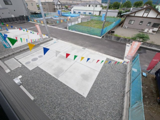 【展望】 | 中央市成島 オール電化新築戸建 全2棟 2号棟 南道路 車3 | バルコニーから駐車場・お庭を望む