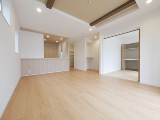 【居間・リビング】 | 中央市成島 オール電化新築戸建 全2棟 2号棟 南道路 車3 | 18帖のご家族が集まる広々リビング