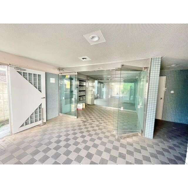 横浜市港北区小机町の賃貸マンションのエントランス