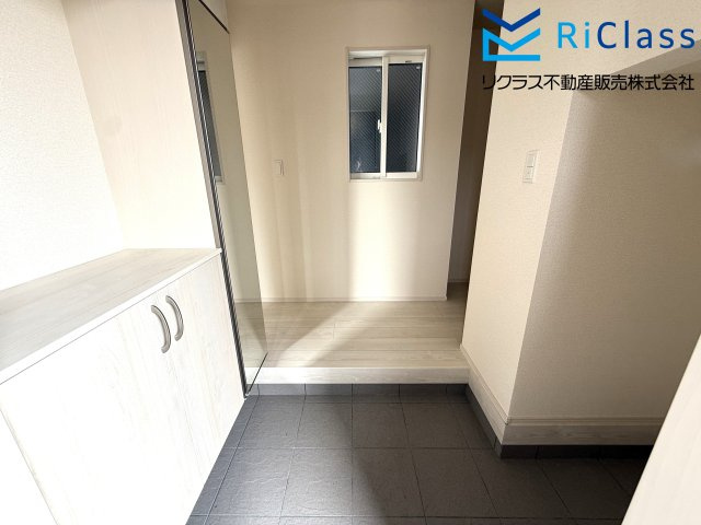 新築戸建　神戸市兵庫区菊水町4丁目11　２号棟の玄関|ゆったりとした玄関です
収納もあります