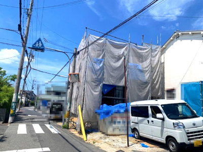 【外観】 | madre court日置荘西町5 | カースペース並列2台分有(車種による)。（2026年7月撮影）