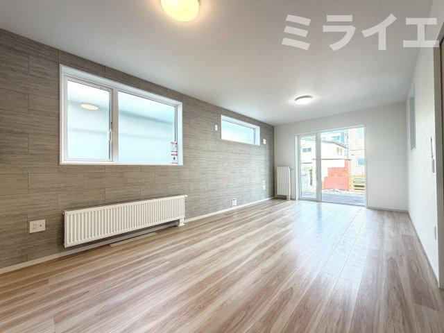 【新築戸建】札幌市西区八軒9条東2丁目3棟の居間・リビング|リビングが見渡せる対面キッチンを採用。